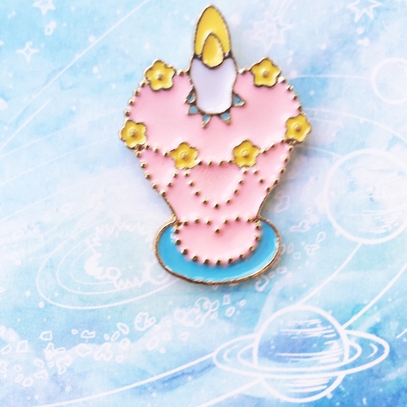 ✨ Pink Cake Pin ✨ - Picture 2 of 5